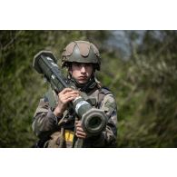 Un soldat du 16e bataillon de chasseurs (BCh) déploie un lance-roquettes anti-tank confined space (AT4 CS) à Mourmelon.