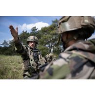 Le sergent Yohan du 16e bataillon de chasseurs (BCh) indique la direction à prendre pour la progression de son groupe à Mourmelon.