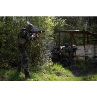 Des soldats du 16e bataillon de chasseurs (BCh) ouvrent le feu pour repousser un assaut adverse en forêt de Mourmelon.