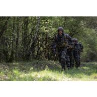Des soldats du 16e bataillon de chasseurs (BCh) progressent en forêt de Mourmelon.