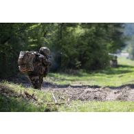 Un soldat du 16e bataillon de chasseurs (BCh) ouvre le feu avec son fusil d'assaut HK-416 en forêt de Mourmelon.