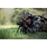 Un tireur de précision du 16e bataillon de chasseurs (BCh) vise dans la lunette de son fusil FN SCAR H-PR à Mourmelon.