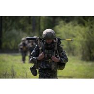 Un soldat du 16e bataillon de chasseurs (BCh) progresse en forêt de Mourmelon.