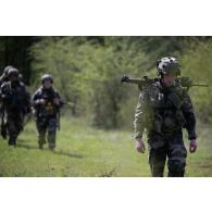 Un tireur de précision du 16e bataillon de chasseurs (BCh) progresse en forêt de Mourmelon.