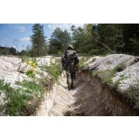 Un soldat du 16e bataillon de chasseurs (BCh) progresse dans un boyau de tranchée à Mourmelon.