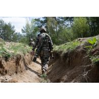 Un soldat du 16e bataillon de chasseurs (BCh) progresse dans un boyau de tranchée à Mourmelon.