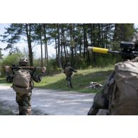 Des soldats du 16e bataillon de chasseurs (BCh) progressent en bord de route à Mourmelon.