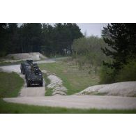 Des véhicules blindés de combat d'infanterie (AIV) belges des chasseurs ardennais progressent en colonne à Suippes.