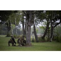 Des chasseurs ardennais tiennent une position au pied d'un arbre à Suippes.