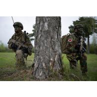 Un opérateur radio et un infirmier belges des chasseurs ardennais tiennent une position au pied d'un arbre à Suippes.