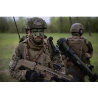 Un opérateur radio belge des chasseurs ardennais tient une position à Suippes.