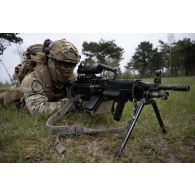 Un soldat belge des chasseurs ardennais sécurise le périmètre au moyen de sa mitrailleuse FN Minimi à Suippes.