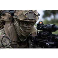 Un soldat belge des chasseurs ardennais sécurise le périmètre au moyen de sa mitrailleuse FN Minimi à Suippes.