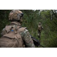 Des soldats belges des chasseurs ardennais progressent en forêt de Suippes.