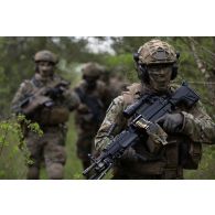 Des soldats belges des chasseurs ardennais progressent en forêt de Suippes.