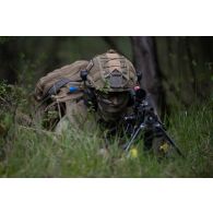 Un soldat belge des chasseurs ardennais sécurise le périmètre au moyen de sa mitrailleuse FN Minimi à Suippes.