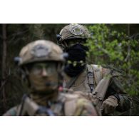 Des soldats belges des chasseurs ardennais progressent en forêt de Suippes.