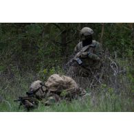Des soldats belges des chasseurs ardennais sécurisent la zone en lisière de bois à Suippes.