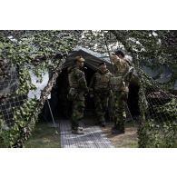 Des soldats britanniques discutent à l'entrée de leur centre opérationnel à Mourmelon.