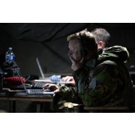 Un soldat britannique travaille au centre opérationnel de Mourmelon.