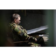 Un soldat britannique travaille au centre opérationnel de Mourmelon.