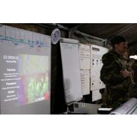 Un major britannique dirige un briefing au centre opérationnel de Mourmelon.