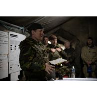 Un major britannique dirige un briefing au centre opérationnel de Mourmelon.