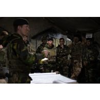 Un major britannique dirige un briefing au centre opérationnel de Mourmelon.