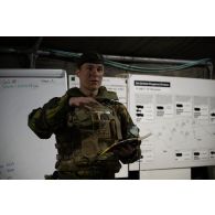 Un major britannique dirige un briefing au centre opérationnel de Mourmelon.