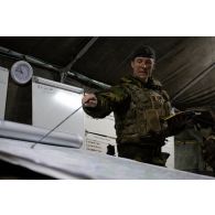 Un major britannique dirige un briefing sur carte au centre opérationnel de Mourmelon.
