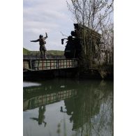 Un sapeur du 13e régiment du génie (RG) guide un système de pose rapide de travures (SPRAT) pour le franchissement de l'Aisne à Guignicourt.