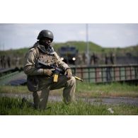 Un sapeur du 13e régiment du génie (RG) sécurise la zone de déploiement d'un système de pose rapide de travures (SPRAT) pour le franchissement de l'Aisne à Guignicourt.