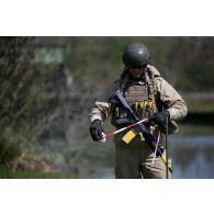 Un sapeur du 13e régiment du génie (RG) balise une zone de franchissement sur l'Aisne à Guignicourt.