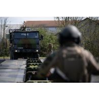 Des sapeurs du 13e régiment du génie (RG) guident un moyen d'amélioration de la traficabilité des sols (MATS) sur des travures pour le franchissement de l'Aisne à Guignicourt.