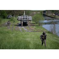 Des sapeurs du 13e régiment du génie (RG) déploient un moyen d'amélioration de la traficabilité des sols (MATS) après avoir franchi l'Aisne à Guignicourt.