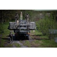 Des sapeurs du 13e régiment du génie (RG) déploient un moyen d'amélioration de la traficabilité des sols (MATS) après avoir franchi l'Aisne à Guignicourt.