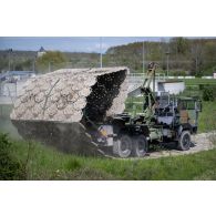 Un moyen d'amélioration de la traficabilité des sols (MATS) du 13e régiment du génie (RG) installe une piste metallique pour le franchissement de l'Aisne à Guignicourt.