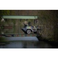 Un véhicule de l'avant blindé (VAB) progresse sur un système de pose rapide de travures (SPRAT) du 13e régiment du génie (RG) pour le franchissement de l'Aisne à Guignicourt.