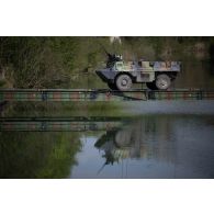 Un véhicule de l'avant blindé (VAB) progresse sur un système de pose rapide de travures (SPRAT) du 13e régiment du génie (RG) pour le franchissement de l'Aisne à Guignicourt.
