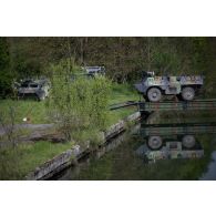 Un véhicule de l'avant blindé (VAB) progresse sur un système de pose rapide de travures (SPRAT) du 13e régiment du génie (RG) pour le franchissement de l'Aisne à Guignicourt.