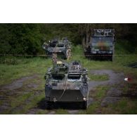 Un véhicule de l'avant blindé (VAB) stationne après avoir franchi l'Aisne à Guignicourt.