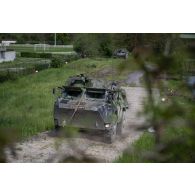 Un véhicule de l'avant blindé (VAB) progresse sur la piste métallique d'un moyen d'amélioration de la traficabilité des sols (MATS) du 13e régiment du génie (RG) après avoir franchi l'Aisne à Guignicourt.