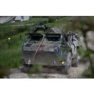 Un véhicule de l'avant blindé (VAB) progresse sur la piste métallique d'un moyen d'amélioration de la traficabilité des sols (MATS) du 13e régiment du génie (RG) après avoir franchi l'Aisne à Guignicourt.