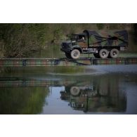 Un camion GBC-180 avance sur un système de pose rapide de travures (SPRAT) du 13e régiment du génie (RG) pour le franchissement de l'Aisne à Guignicourt.