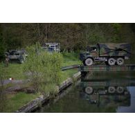 Un camion GBC-180 avance sur un système de pose rapide de travures (SPRAT) du 13e régiment du génie (RG) pour le franchissement de l'Aisne à Guignicourt.