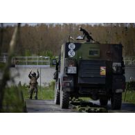 Un sapeur du 13e régiment du génie (RG) guide un petit véhicule protégé (PVP) pour le franchissement de l'Aisne à Guignicourt.