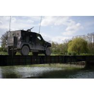 Un petit véhicule protégé (PVP) progresse sur un système de pose rapide de travures (SPRAT) du 13e régiment du génie (RG) pour le franchissement de l'Aisne à Guignicourt.