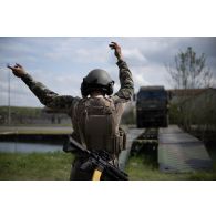 Un sapeur du 13e régiment du génie (RG) guide un un véhicule britannique de support logistique (LSV) sur des travures pour le franchissement de l'Aisne à Guignicourt.