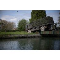 Un sapeur du 13e régiment du génie (RG) guide un un véhicule britannique de support logistique (LSV) sur des travures pour le franchissement de l'Aisne à Guignicourt.