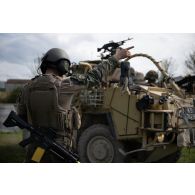 Un sapeur du 13e régiment du génie (RG) guide un véhicule blindé britannique Jackal sur des travures pour le franchissement de l'Aisne à Guignicourt.